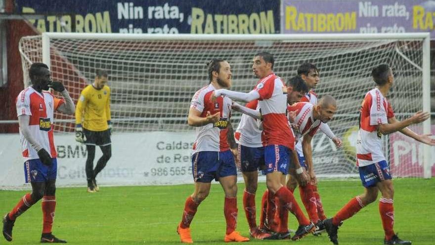 El Arosa mantendrá esta tarde un bonito duelo con el O Barco. // Iñaki Abella