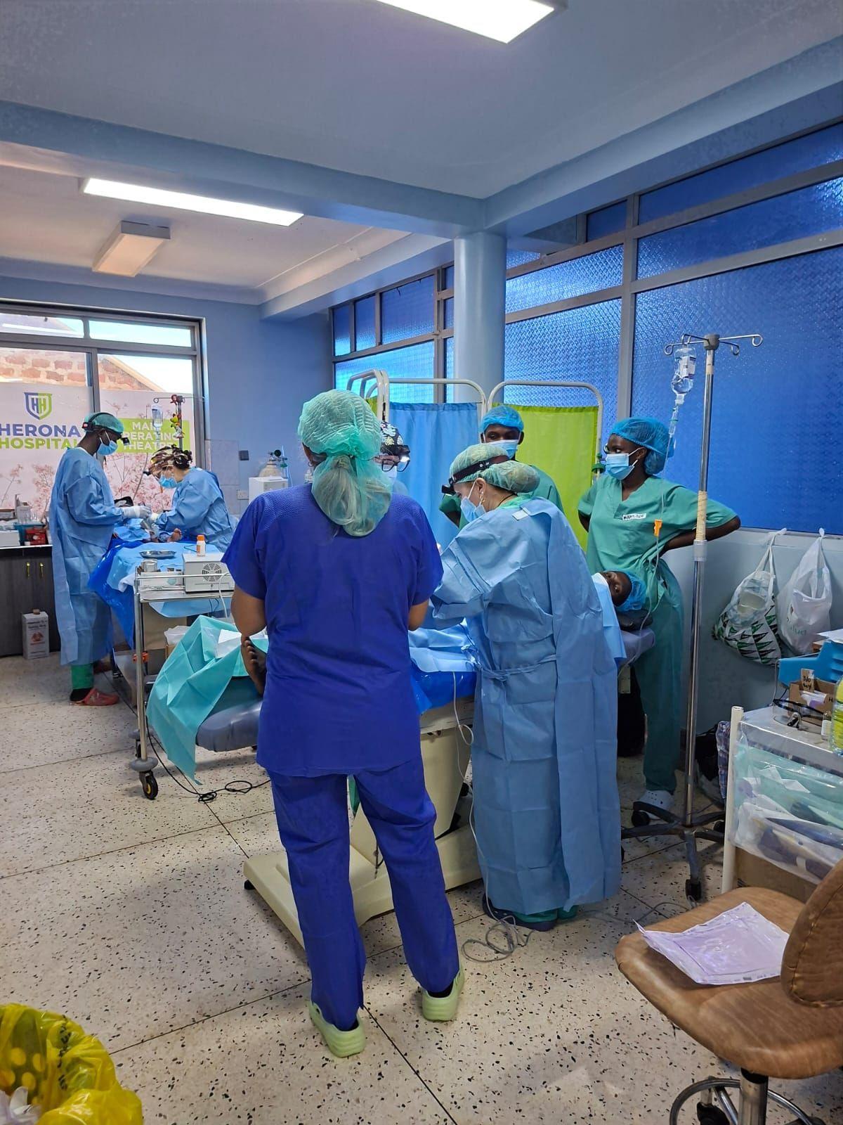 Fotogalería | Las imágenes de la labor de dos cirujanos del hospital de Plasencia en Uganda Fotogalería | Las imágenes de la labor de dos cirujanos del hospital de Plasencia en Uganda