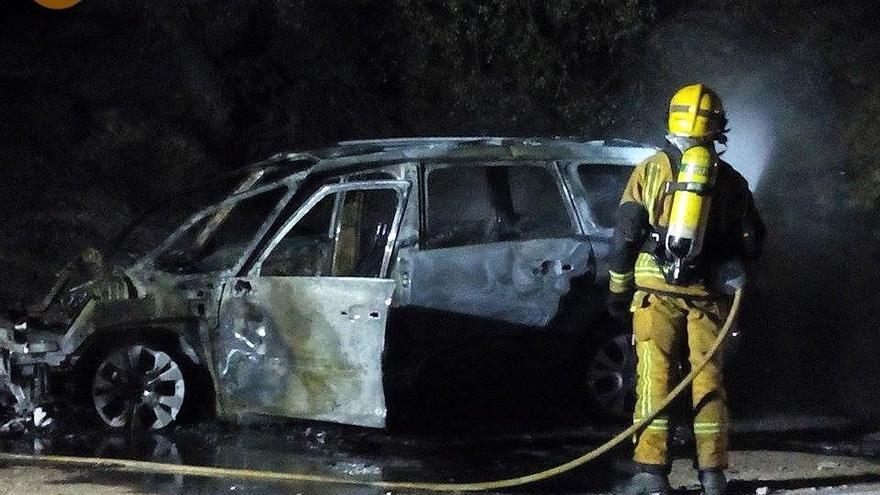 El vehículo, completamente arrasado tras el fuego