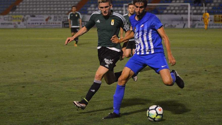 Viti pelea con un atacante de la Ponferradina.