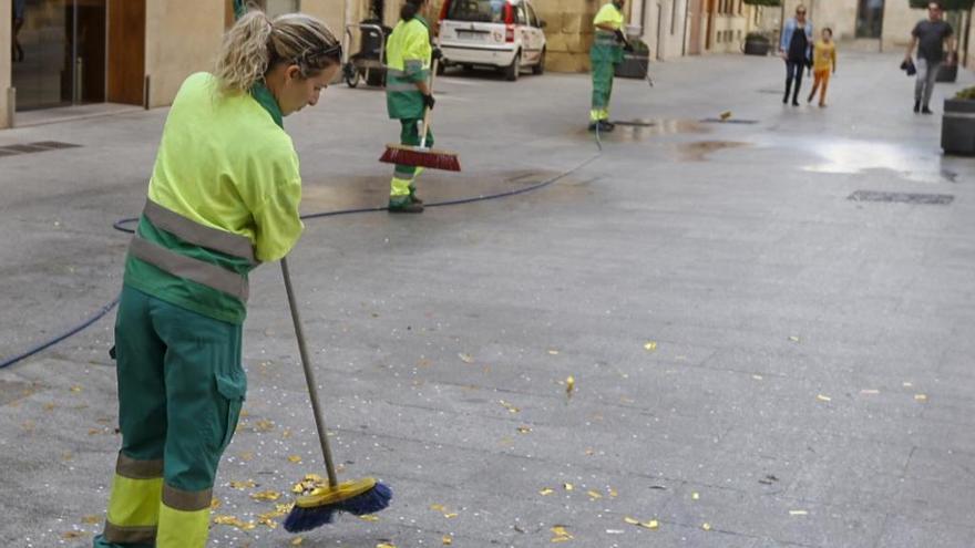 Diez colectivos recaban el respaldo político para frenar el contrato de la basura