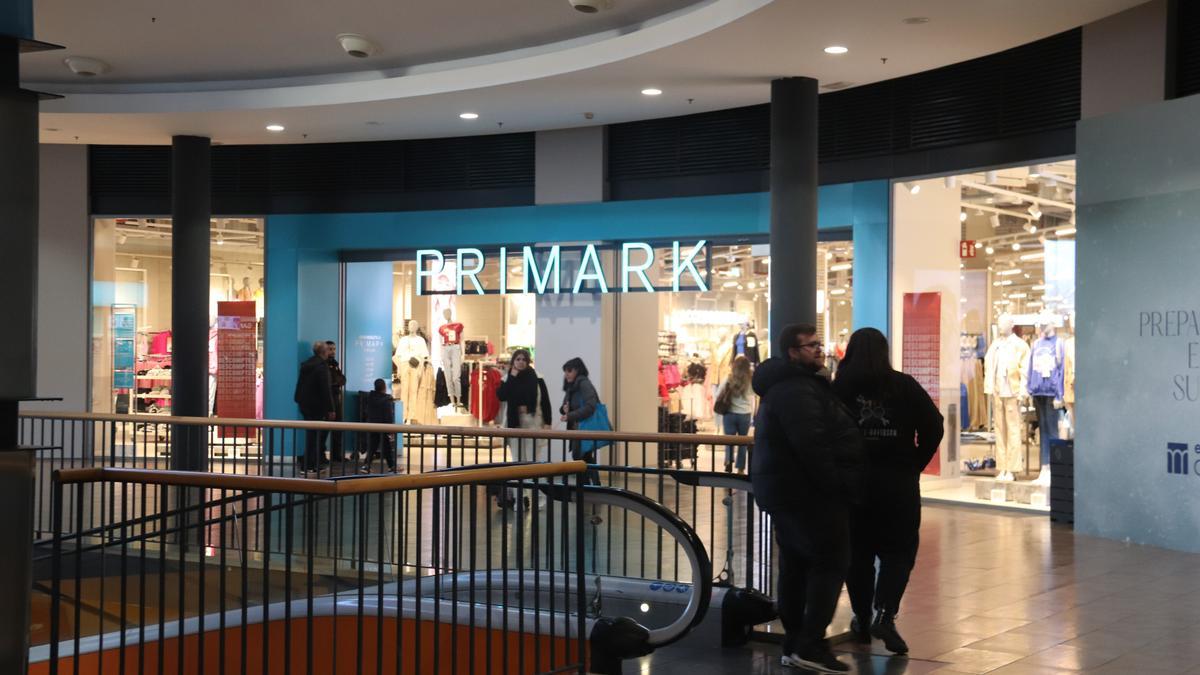 Entrada de la botiga Primark a l'Espai Gironès amb gent passejant pel davant.