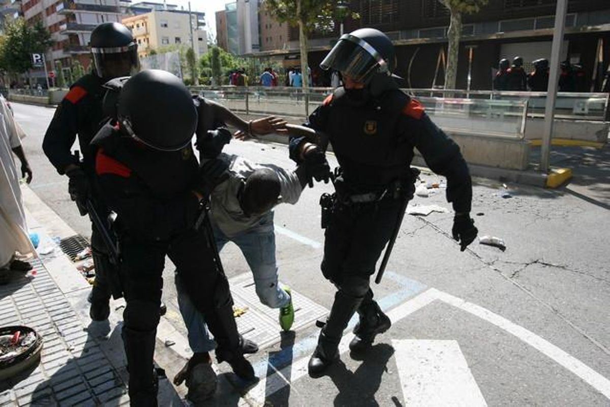 Altercats entre la comunitat senegalesa a Salou i els Mossos d’Esquadra per la mort d’un immigrant durant una batuda policial contra el ’top manta’.
