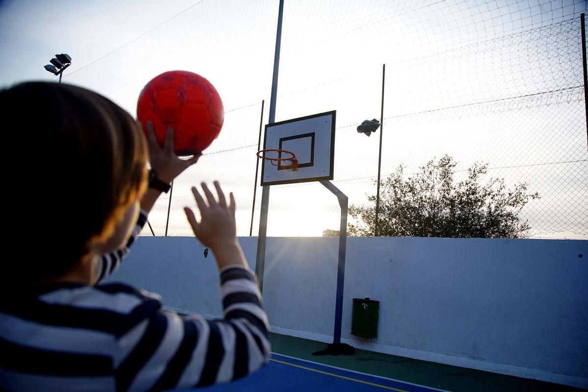 Niños haciendo deporte en un colegio.