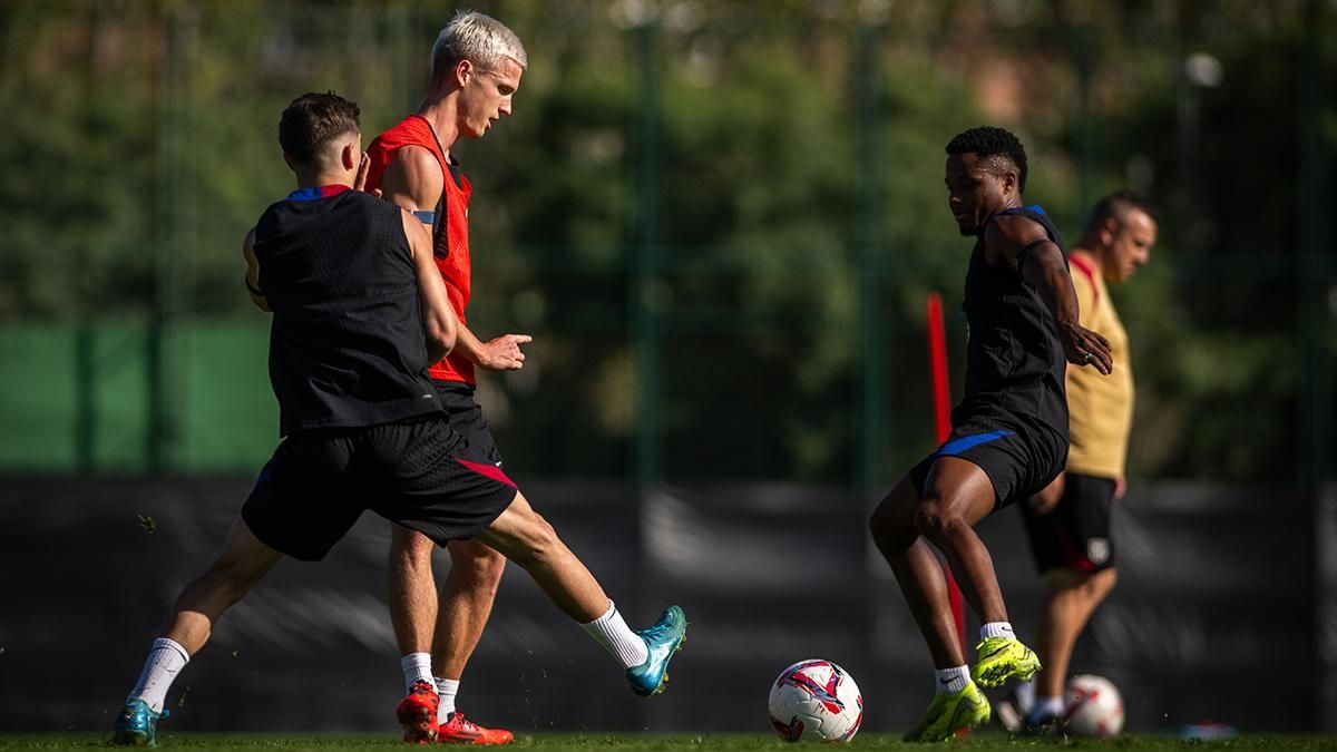 Dani Olmo junto a Ansu Fati en un entrenamiento del FC Barcelona