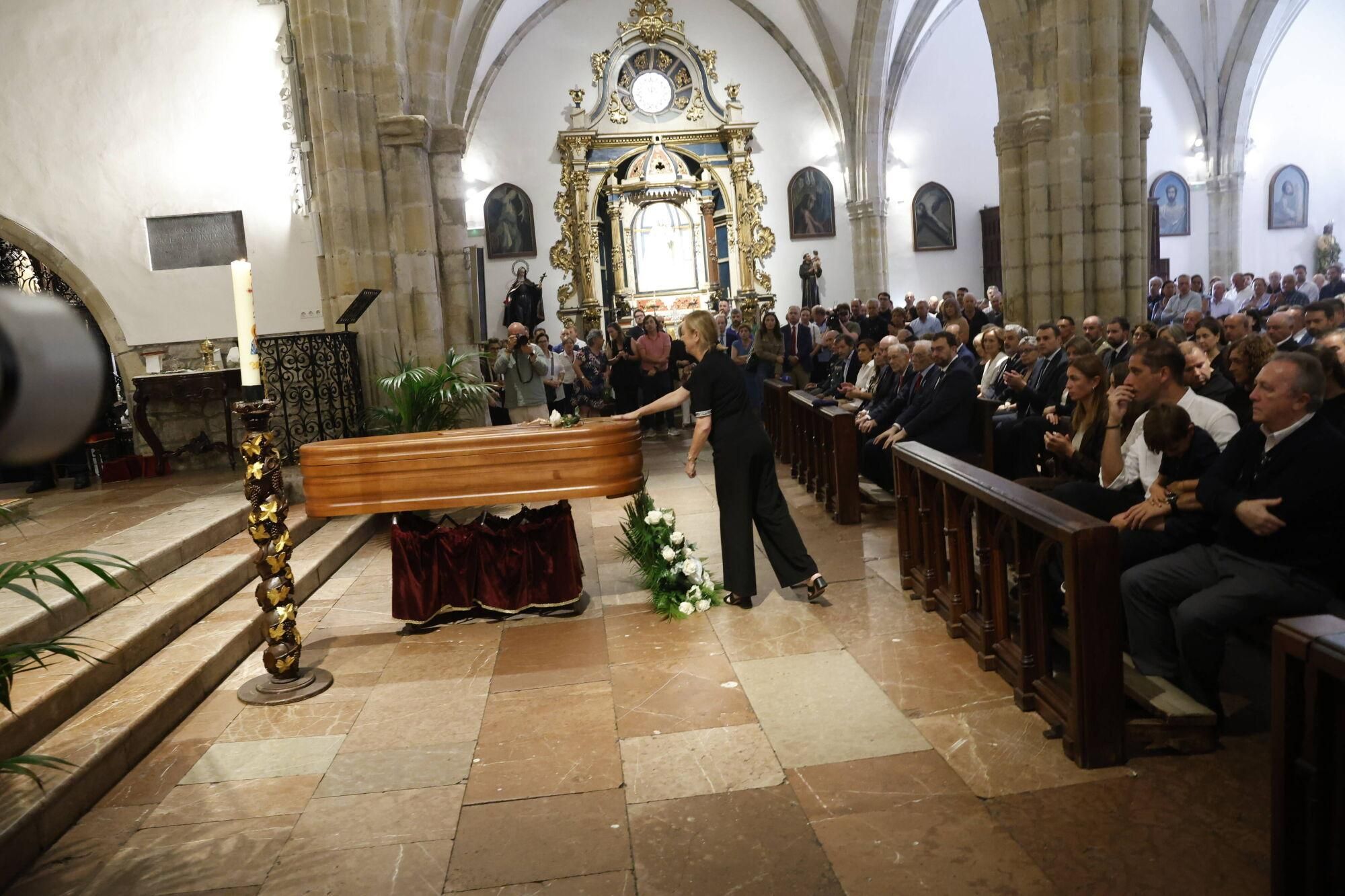Las imágenes del funeral de Antonio Trevín en la basílica de Llanes.