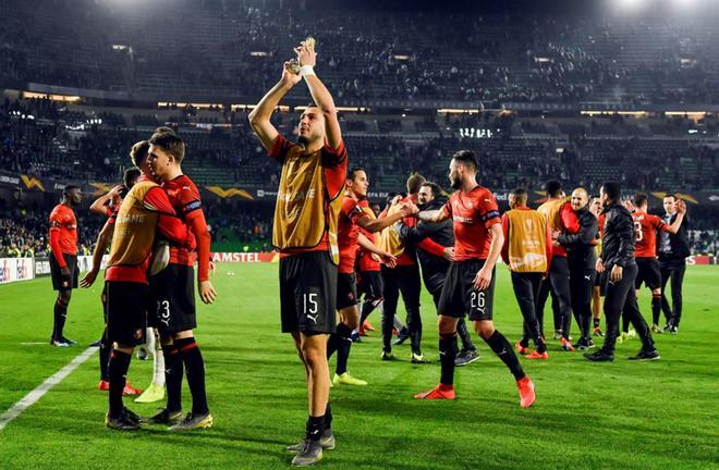 Los jugadores del Rennes celebran su pase a octavos de final de la Liga Europa, tras vencer al Real Betis en el encuentro que han disputado esta noche en el estadio Benito Villamarín.