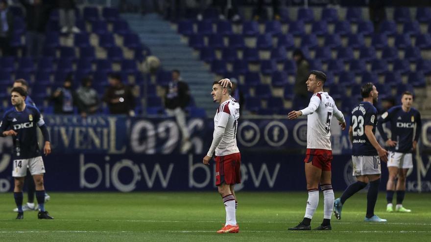 Un momento del Oviedo-Albacete, cuando falló el sistema lumínico del estadio. | Irma Collín