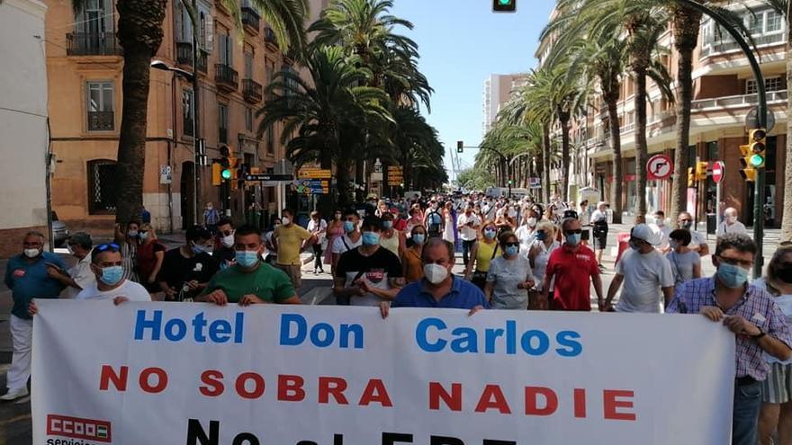 Sindicatos y trabajadores se manifiestan en Málaga contra los despidos en el hotel Don Carlos.