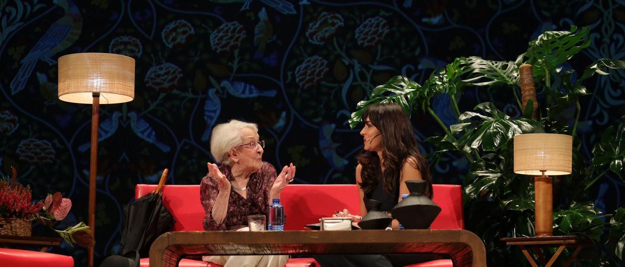 Ida Vitale y Marta Fernández, durante la charla que han mantenido en el Teatro Góngora.