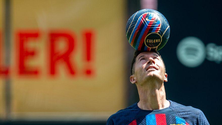 Lewandowski hace equilibrios con el balón sobre el césped del Camp Nou.