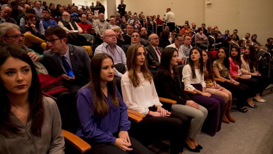 La fallera mayor de Valencia, Raquel Alario, y la corte de honor presidieron la renión.