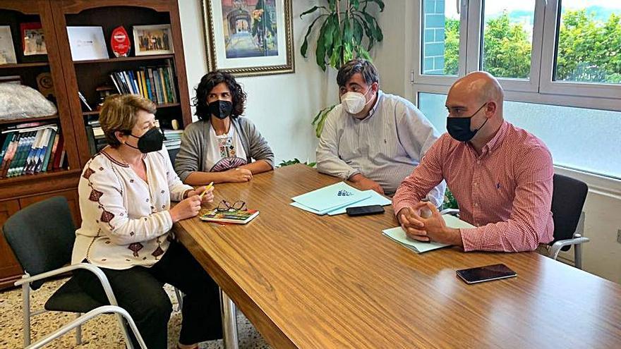 Por la izquierda, Carmen Moreno, Sara Menéndez (presidenta de la Unión de Comerciantes), Pelayo Barcia y Jesús Martínez, ayer, en la sede de la Unión.