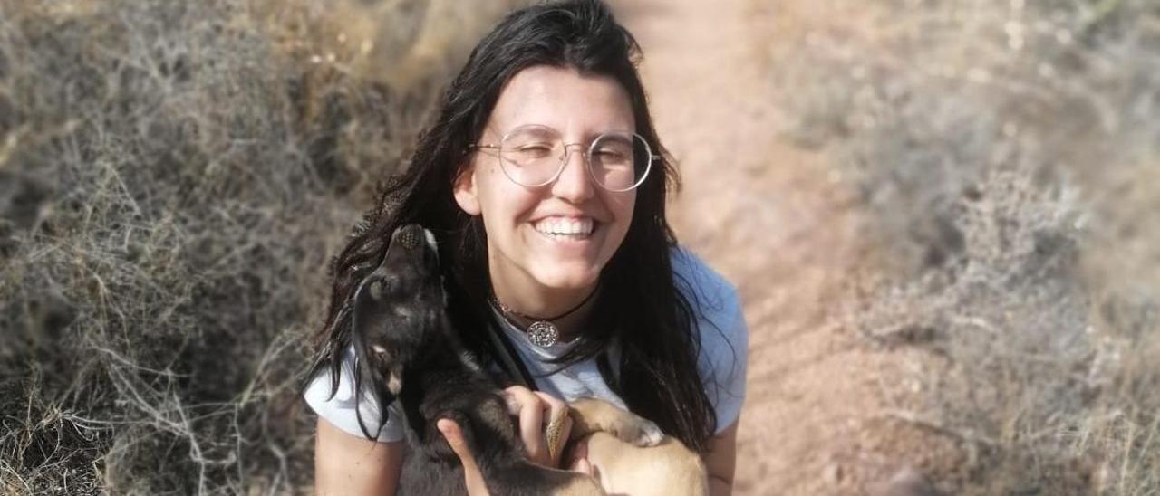 Ángela García Rodríguez en la fortaleza de Mehrangarh con dos perros.