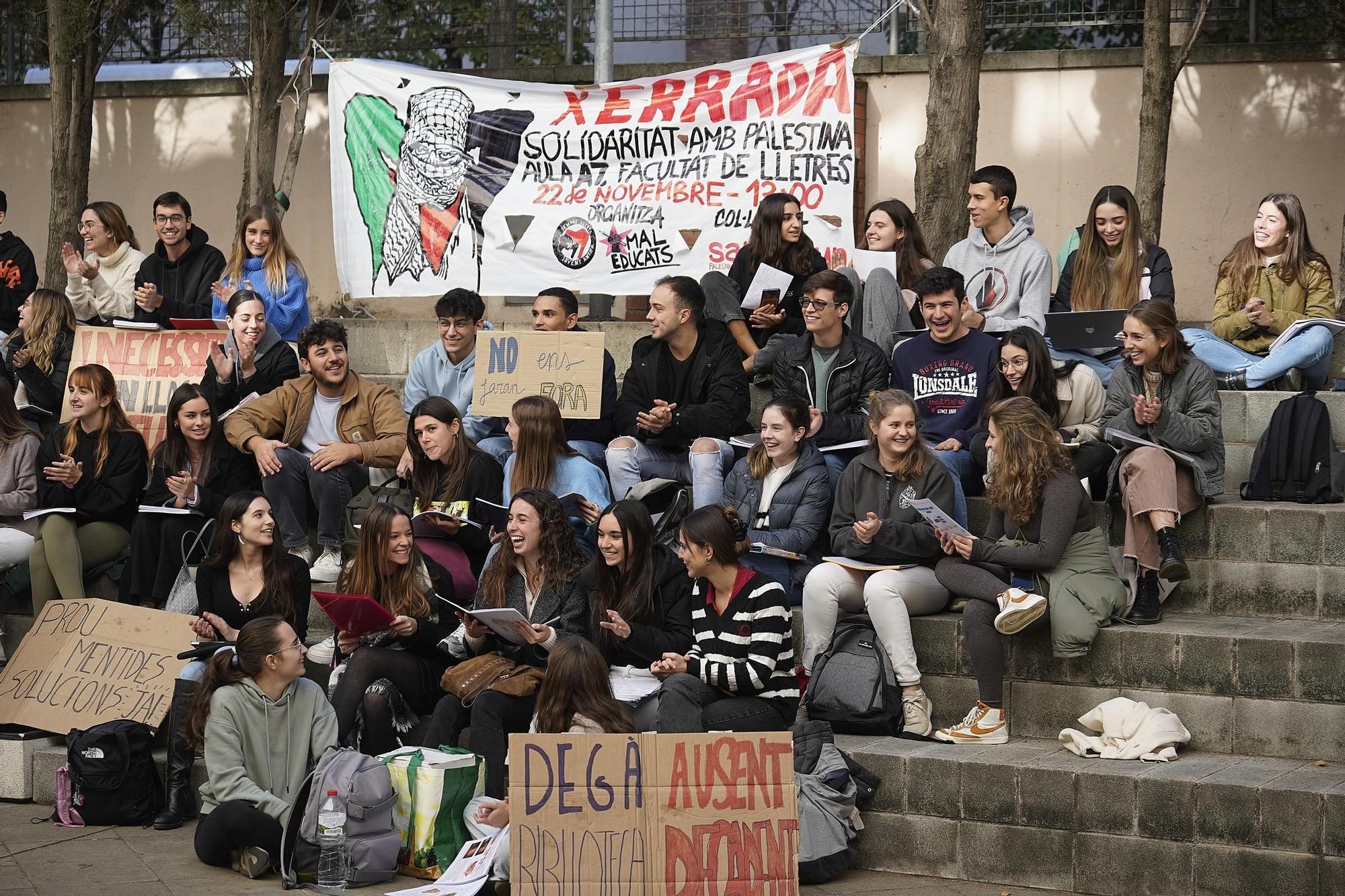 Els estudiants de la facultat d'Infermeria i Medicina protesten per la nova bilbioteca