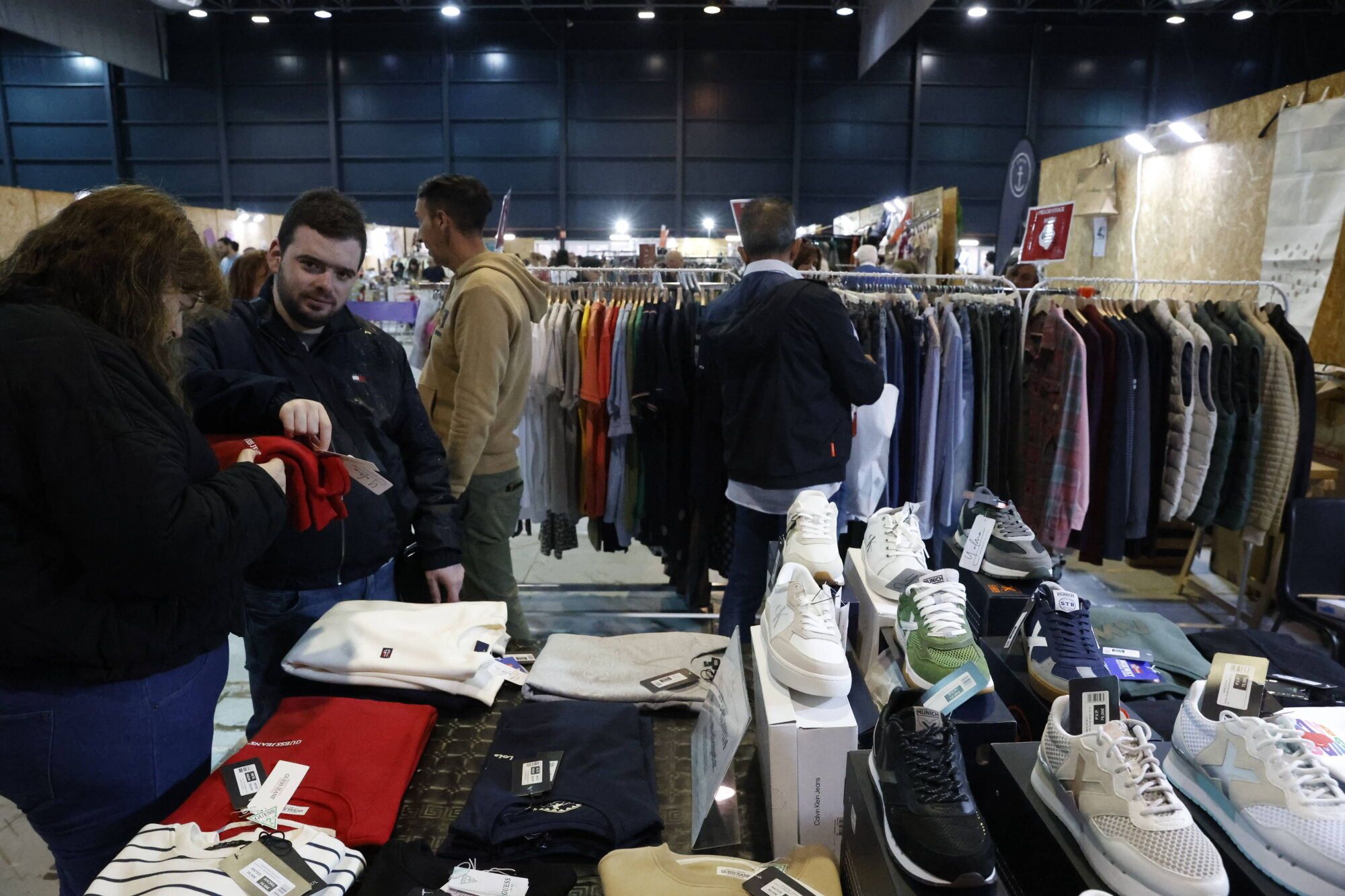 EN IMÁGENES: La Feria de Stocks regresa a Gijón con más expositores que nunca: "Es un gran escaparate para los comercios locales"