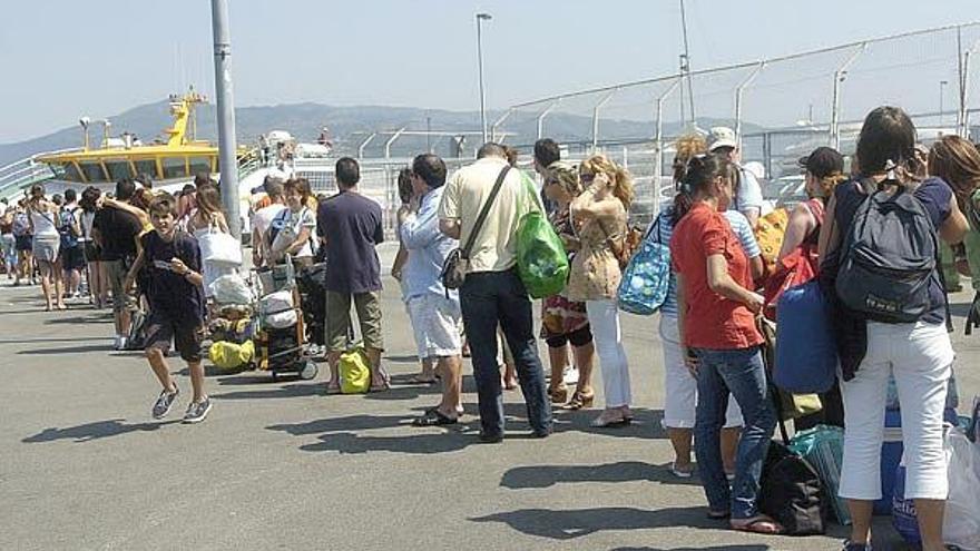 Decenas de viajeros hacen cola para embarcar en uno de los barcos de Cíes que salió el pasado domingo.