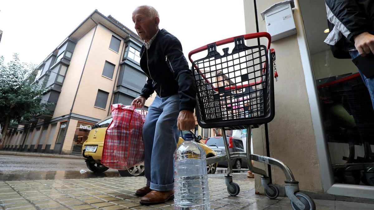 Un vecino de Tarazona compra agua embotellada en un supermercado.