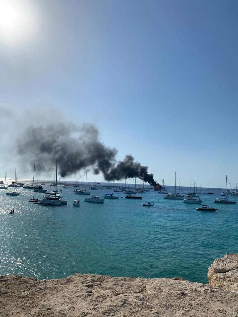 Arde un yate de unos 40 metros de eslora en Formentera.