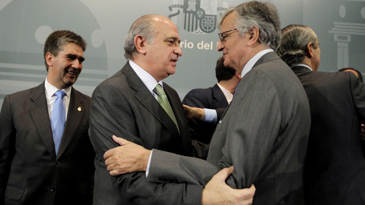 Jorge Fernández Díaz saluda al fiscal general del Estado. Eduardo Torres Dulce, en una imagen del 2012.