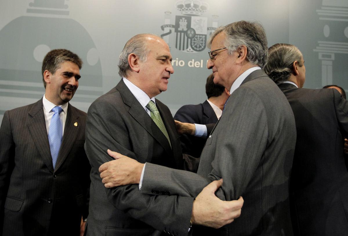 Jorge Fernández Díaz saluda al fiscal general del Estado. Eduardo Torres Dulce, en una imagen del 2012.