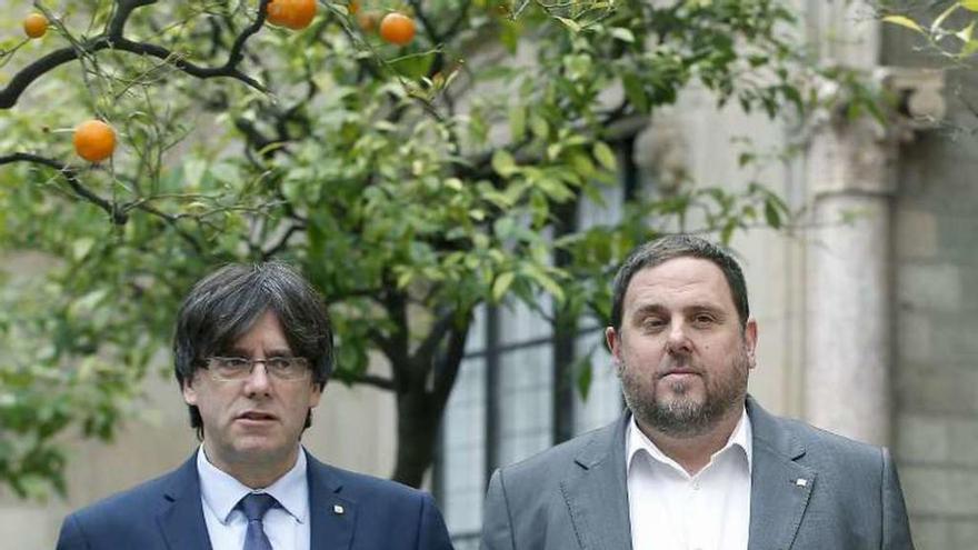 El president Puigdemont y el vicepresidente Oriol Junqueras.  // Efe