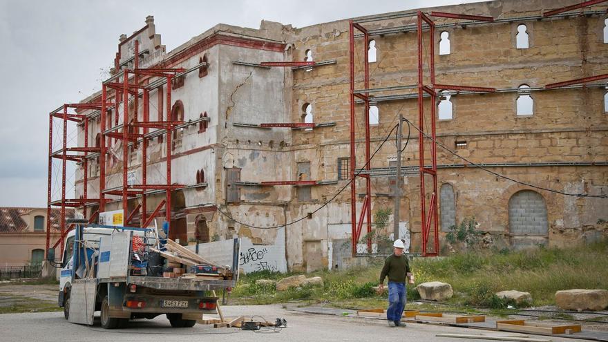 Un operario durante las las labores que se están realizando en el Anfiteatro, previas a las excavaciones. | M. SAURA