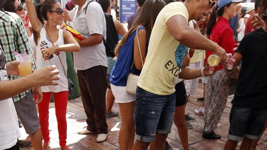 Jóvenes preparan sus bebidas en el centro de Málaga.