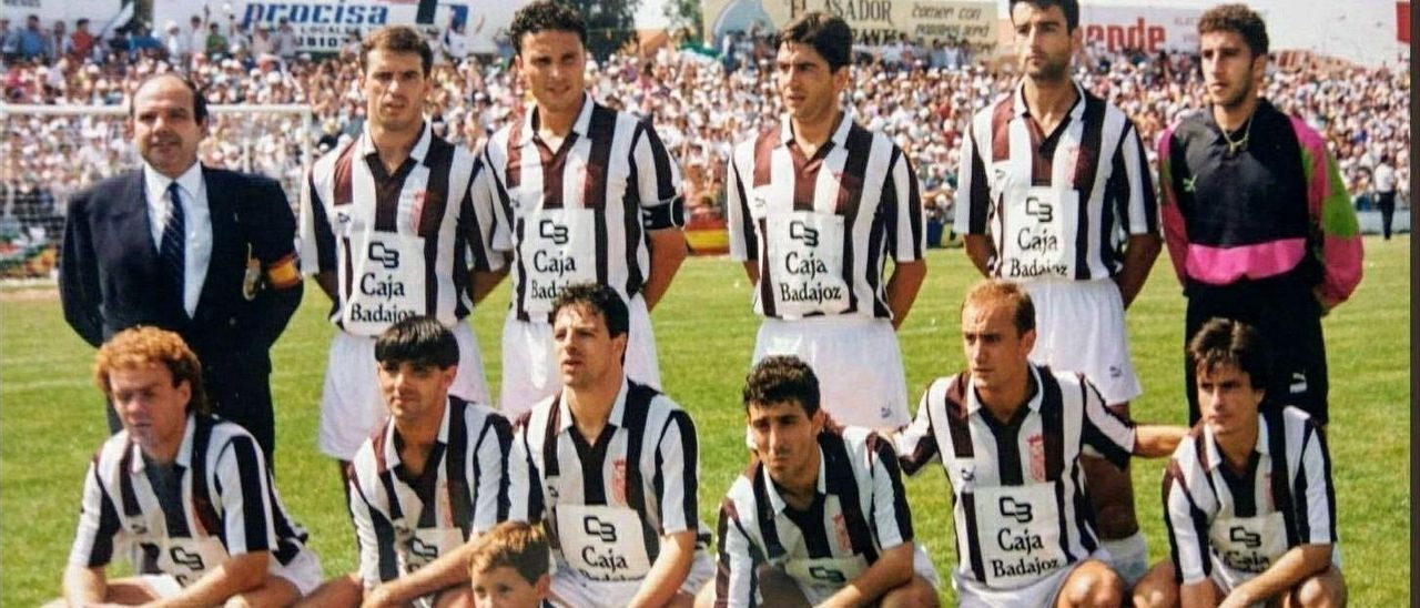 El equipo: los blanquinegros lograron el ascenso en un abarrotado estadio.