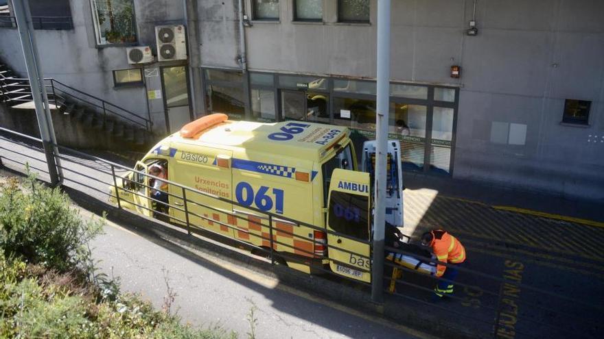 Llegada de una ambulancia a Urgencias de Montecelo. // Rafa Vázquez