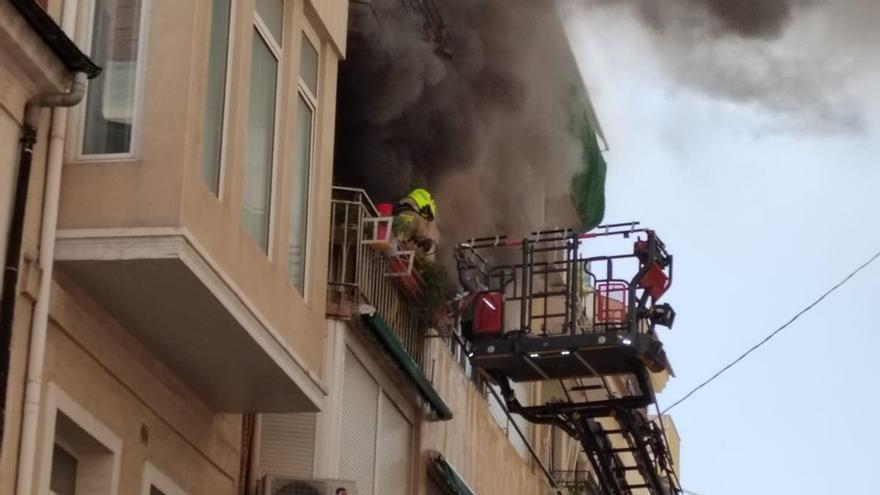 Un herido en el incendio de una vivienda en la calle Díaz Moreu de Alicante