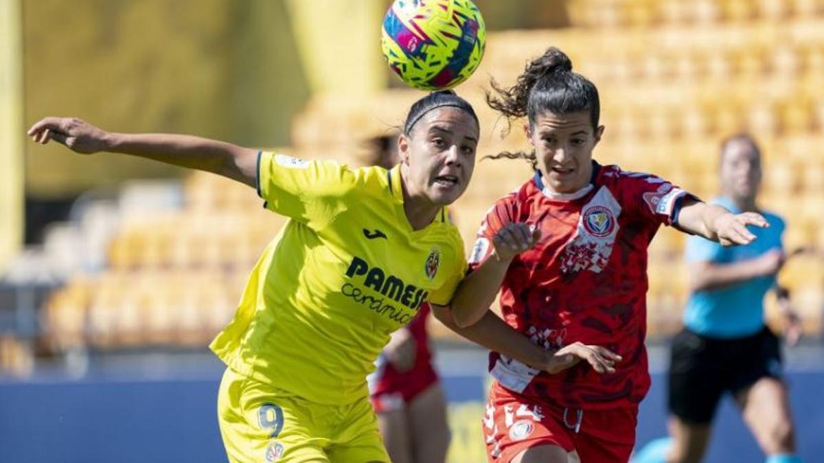 Júlia Mora pugna amb Sheila Guijarro durant el partit de Vila-real