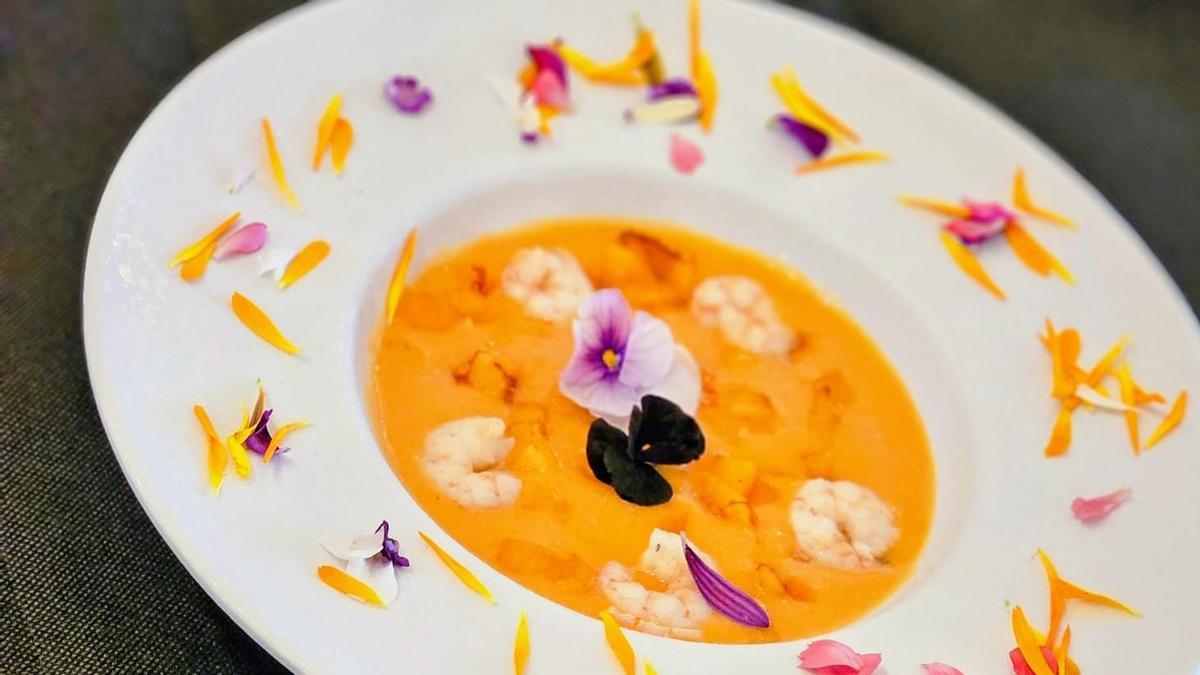 «Salmorejo de níspero de Callosa con gamba blanca de Calp», del restaurante Andalucía de Calp.