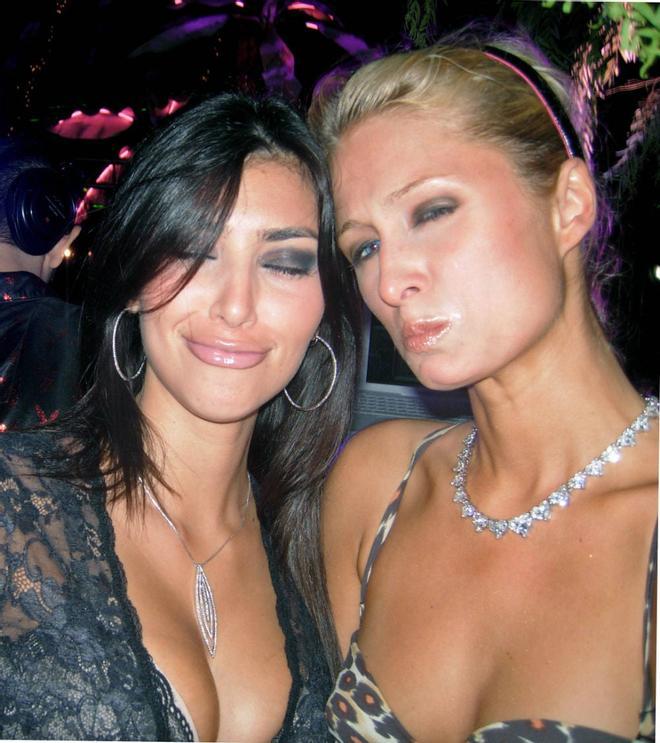 Kim  Kardashian y Paris Hilton poniendo morritos cuando eran inseparables.