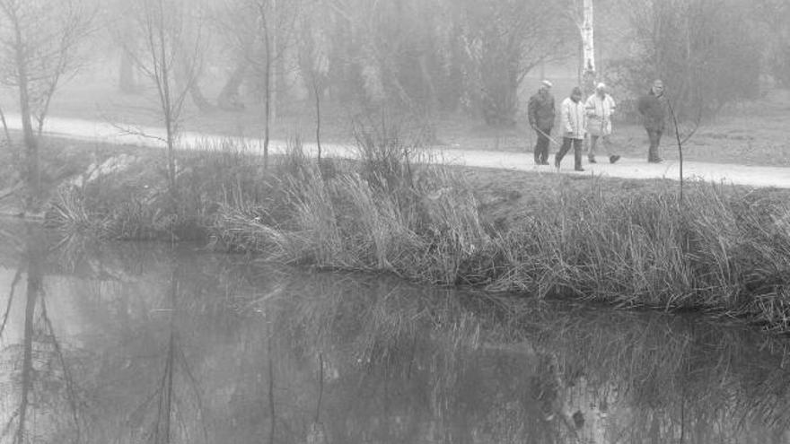 La intensa niebla condiciona la circulación en varios tramos de la provincia