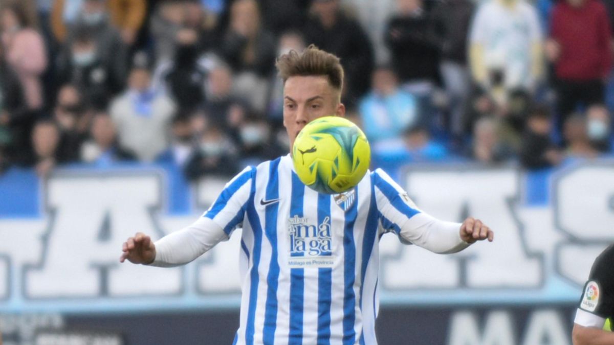 Paulino controla un balón en el partido ante el Amorebieta