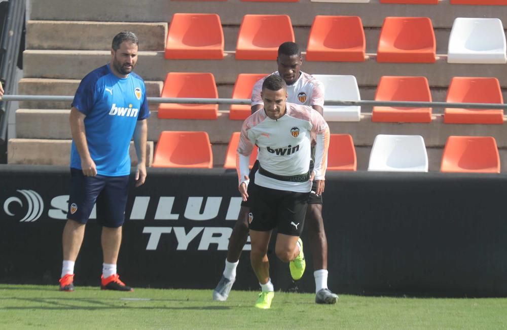 Anil Murthy, atento al entrenamiento del Valencia