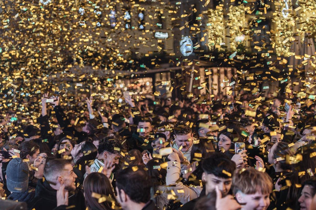 Miles de personas llenaron la plaza de España.