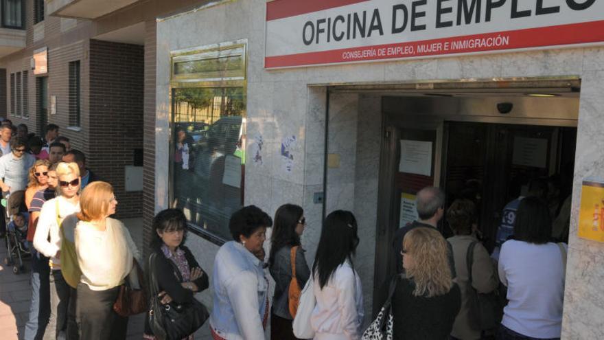 Foto de archivo de la cola de una oficina de empleo.