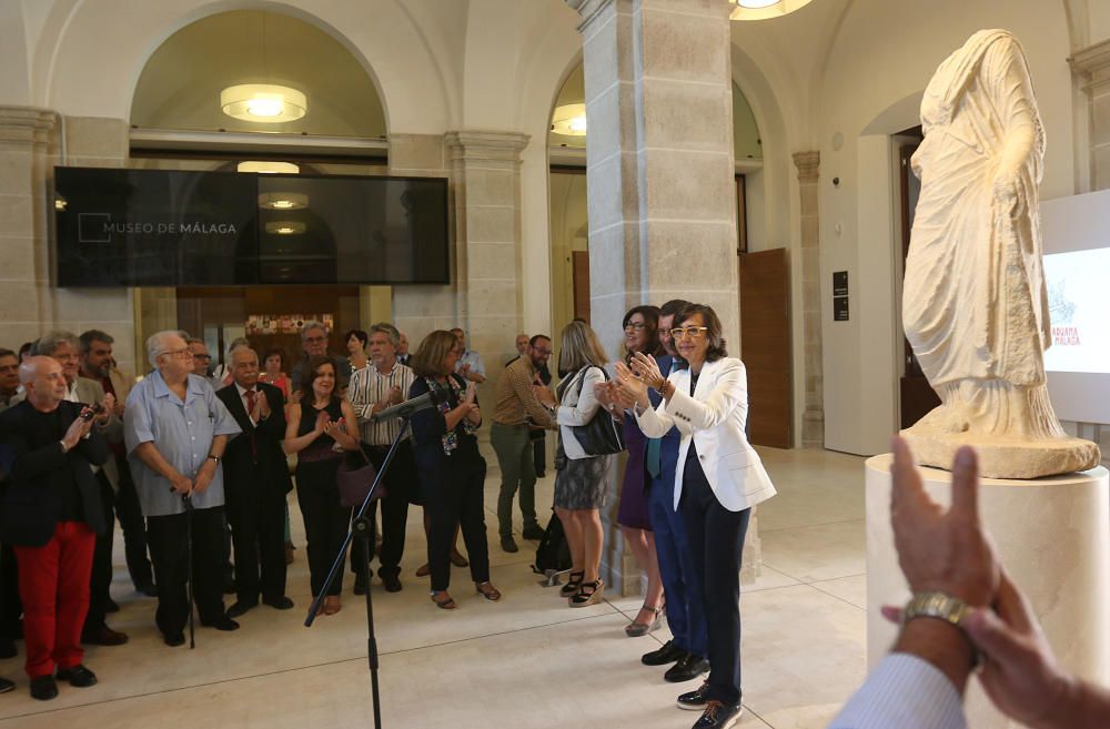 Rosa Aguilar, acompañada por integrantes de la Plataforma de la Aduana y la Asociación de Amigos del Museo de Málaga, ha visitado las instalaciones que, por el momento, siguen sin fecha de apertura co