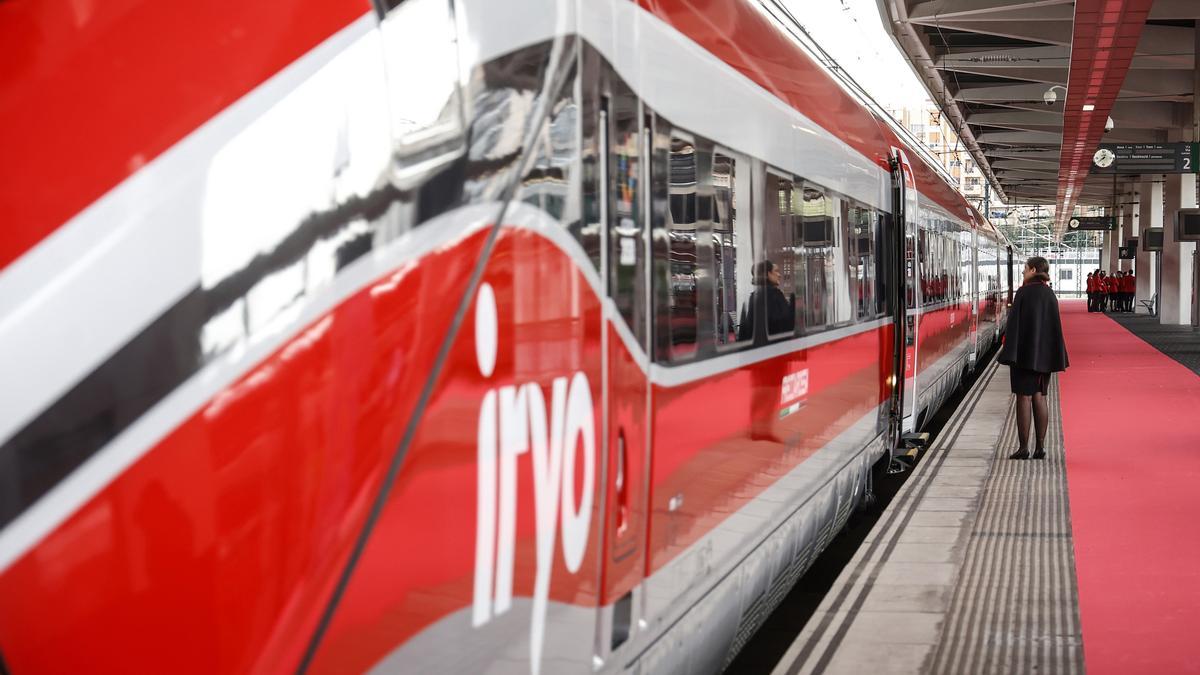 Una persona davant d'un tren d'iryo en la seva arribada l'estació de València Joaquín Sorolla