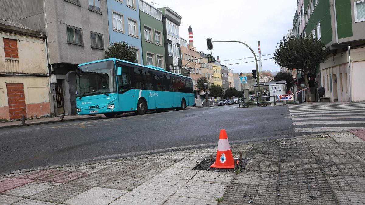 Dos heridos en Arteixo al desvanecerse el conductor de un bus y chocar con dos coches y un semáforo