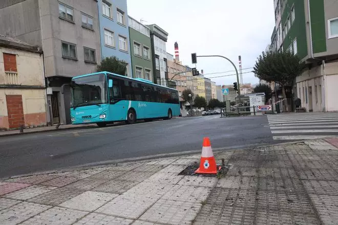 Dos heridos en Arteixo al desvanecerse el conductor de un bus y chocar con dos coches y un semáforo
