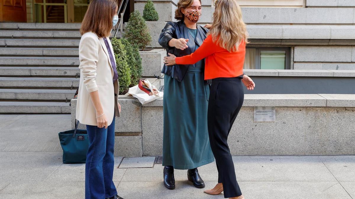 Ione Beñarra, Ada Colau y Yolanda Díaz abrazándose.