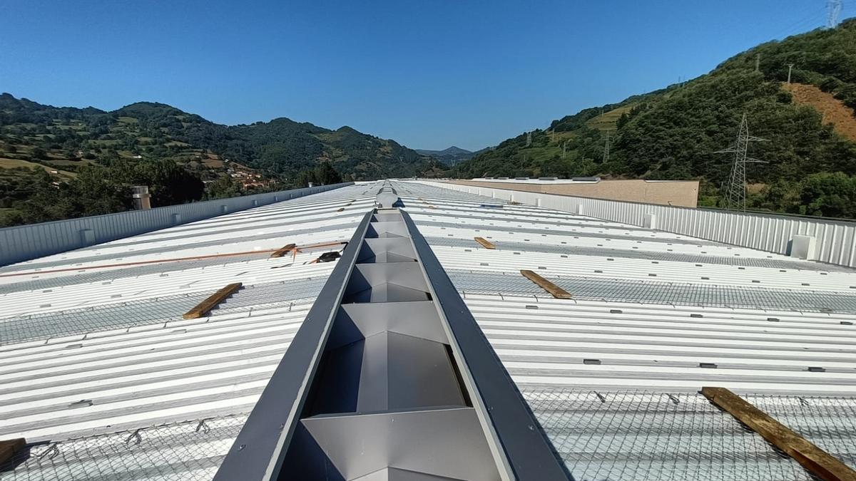 Los lucernarios y los raíles, instalados en las naves nuevas de Asla.