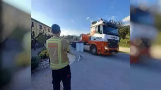 Las grúas llegan a Fogars de Montclús para retirar el autobús accidentado