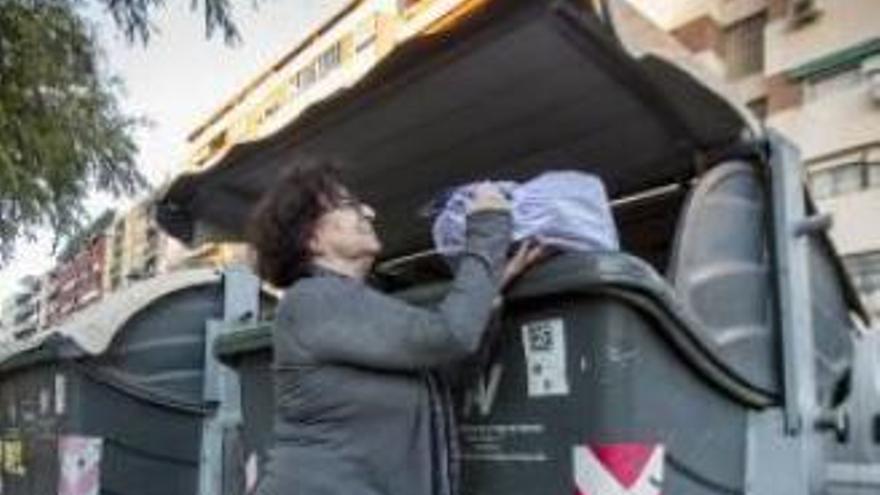 El ayuntamiento propone a los vecinos tirar la basura entre las 8 y las 10 de la noche