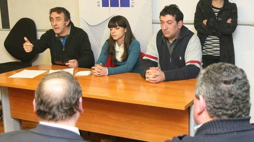 Fernando Sampil (i.), junto a miembros de su directiva. // FdV