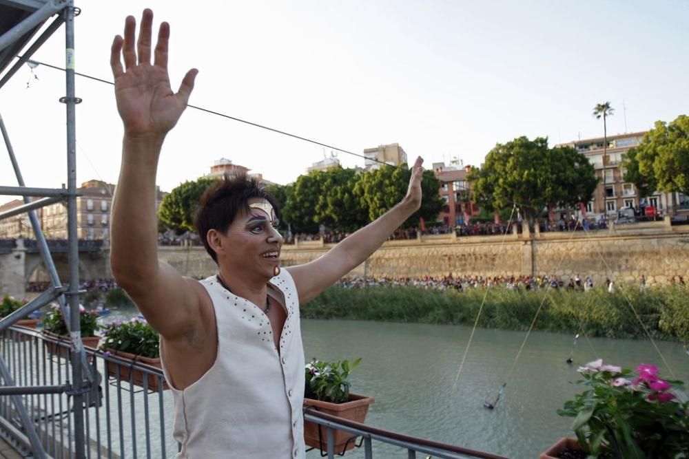 Un funambulista cruza el río Segura a su paso por Murcia