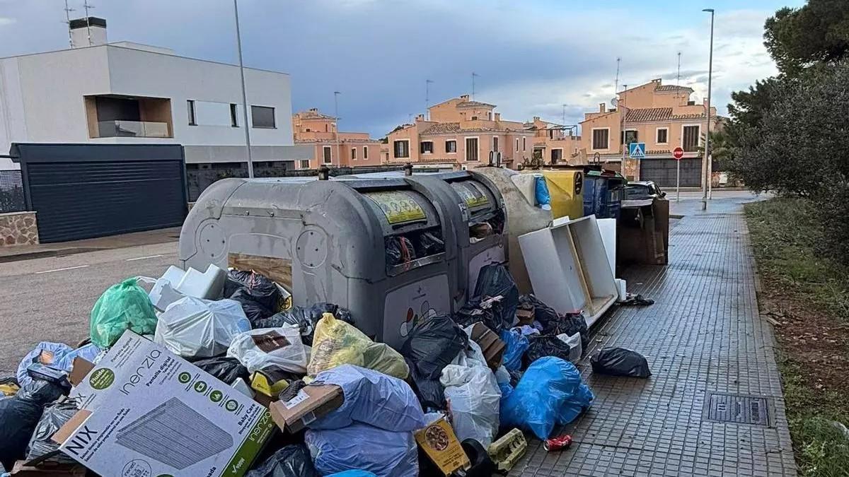 Oft wird Müll auf Mallorca einfach an den Containern abgeladen.